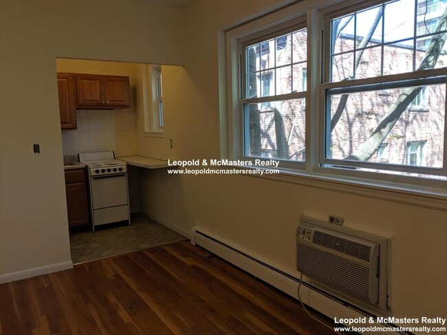 Building Photo - 2025 Commonwealth Ave Rental