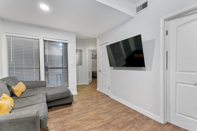 Photo - 1910 Robbins Pl