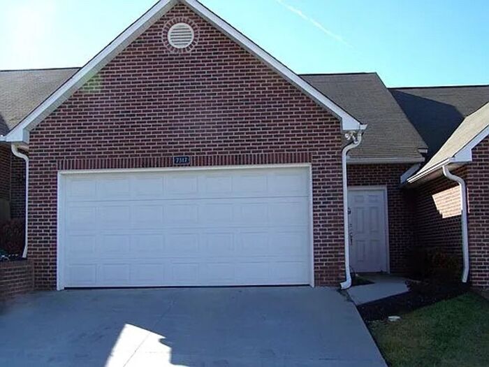 2 bed, 2 bath, 2 car garage townhouse w/ l... - 2 bed, 2 bath, 2 car garage townhouse w/ l...