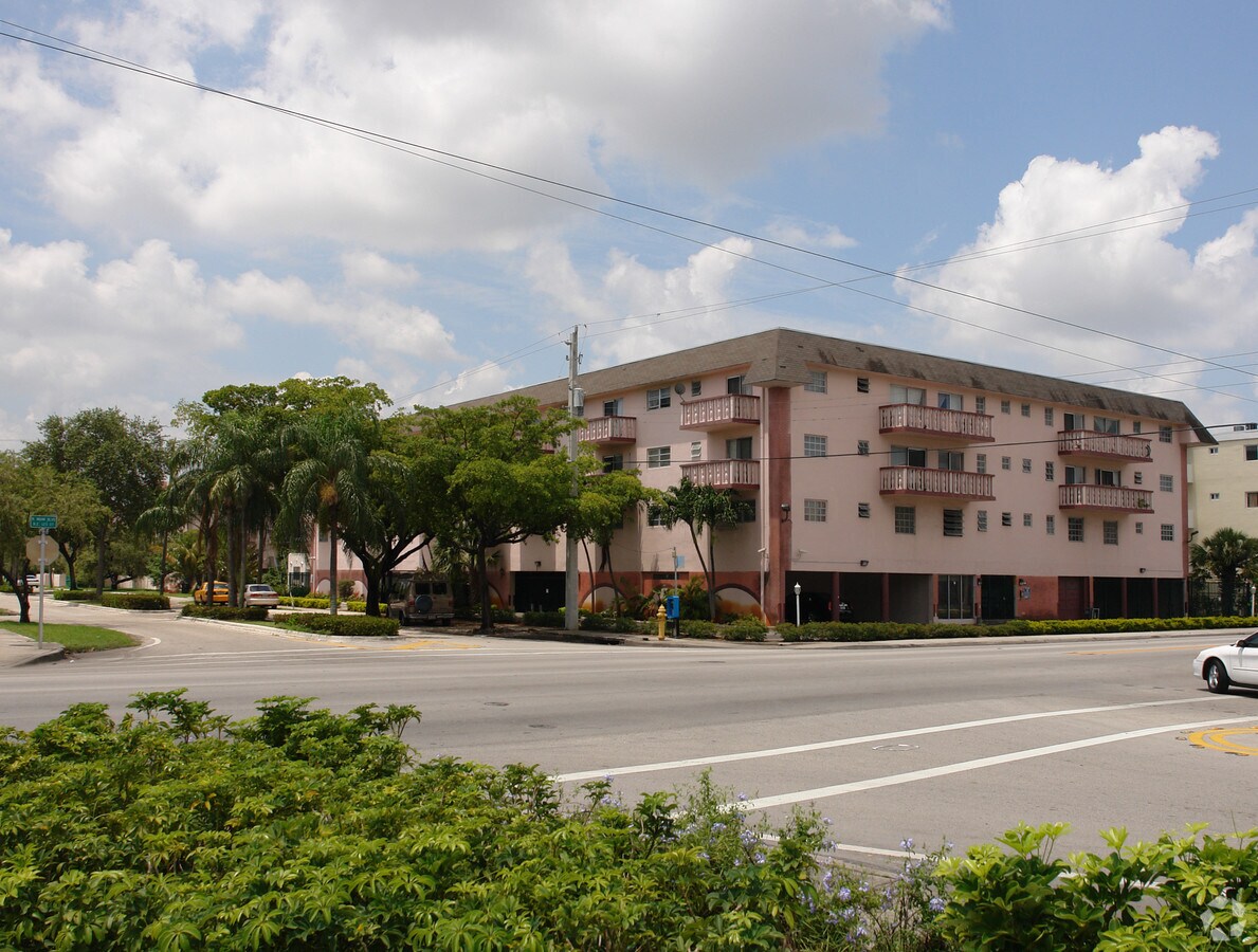 390 NE 125th St - Casa Bonita Apartments