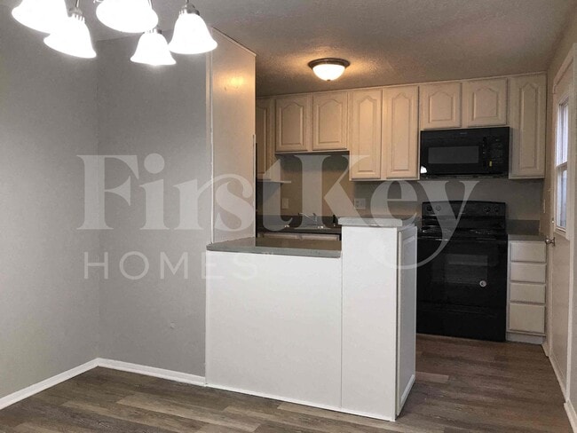 Photo - 1324 Lansdowne Rd