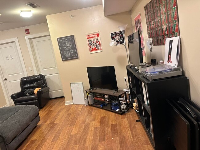 Building Photo - 1633 N Willington St Unit 2 Rental