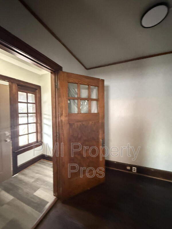 Building Photo - 2406 N 41st St Unit Lower