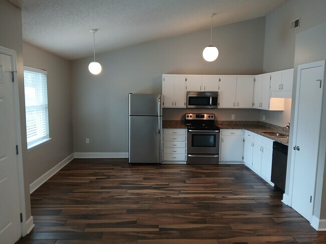 Photo - 443 Cactus St