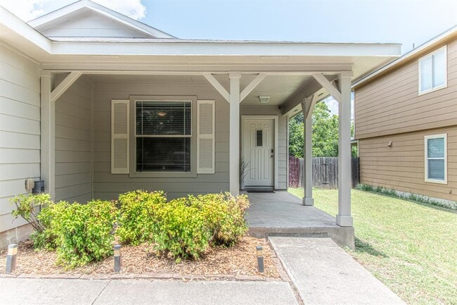 Photo - 180 Onyx Lake Dr