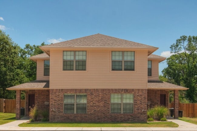 Building Photo - Immediate Move in! HUGE 3/3 duplex just Mi...