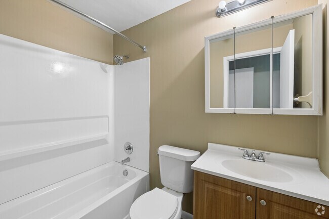 1BR, 1BA - 600SF - Primary Bathroom