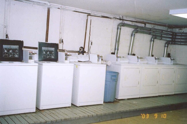 Laundry Room - Robin Hill Apartments