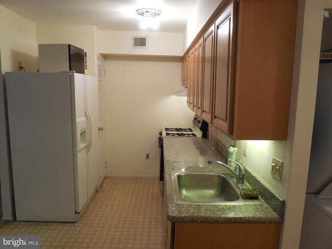 Photo - 289 Greenough St Unit 1ST FLOOR FRONT