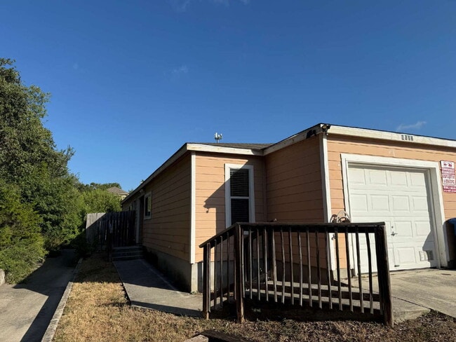 Building Photo - Gorgeous 2 Bed/2 Bath Duplex in North West SA Rental