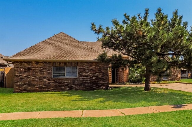 Building Photo - 10404 Regent St