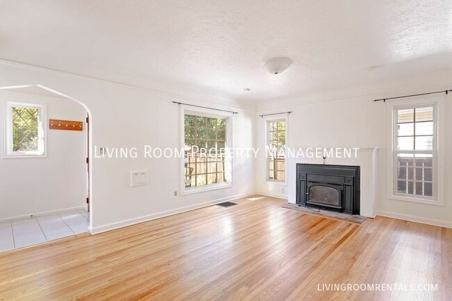 Photo - 5026 N Commercial Ave