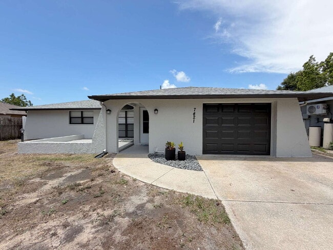 Building Photo - Spacious 2/2 with home with fenced yard in great Port Richey location.