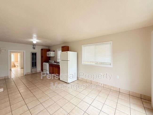 Photo - 1102 G St