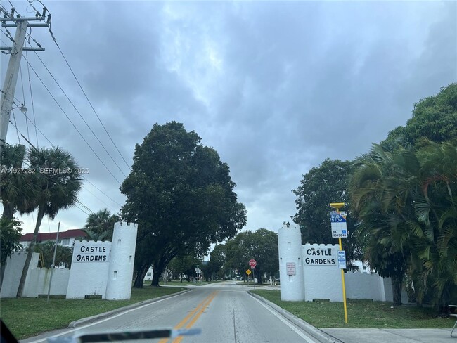 Building Photo - 4740 NW 21st St Unit 4P