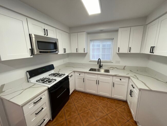 Kitchen - 437 W 11th St Apartamentos Unidad 2