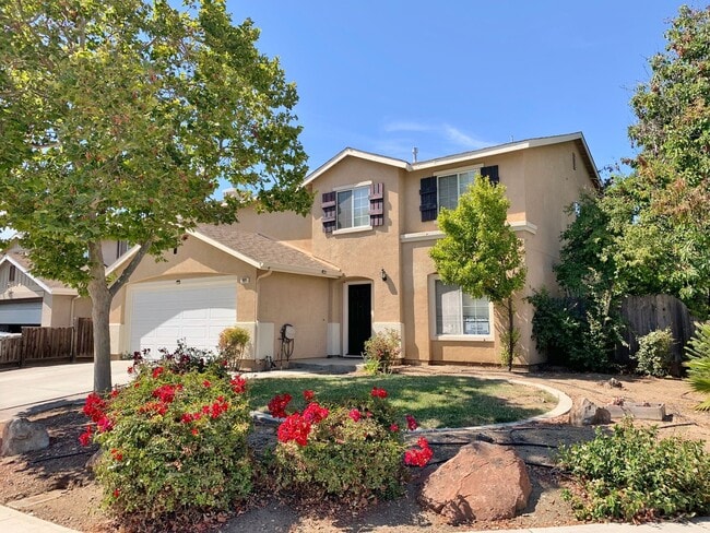 Building Photo - 4 Bedroom Home in Hollister