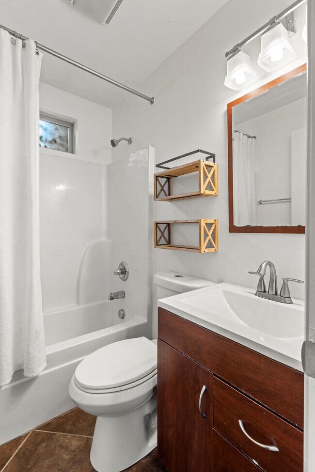 Photo - 2432 Adlai St