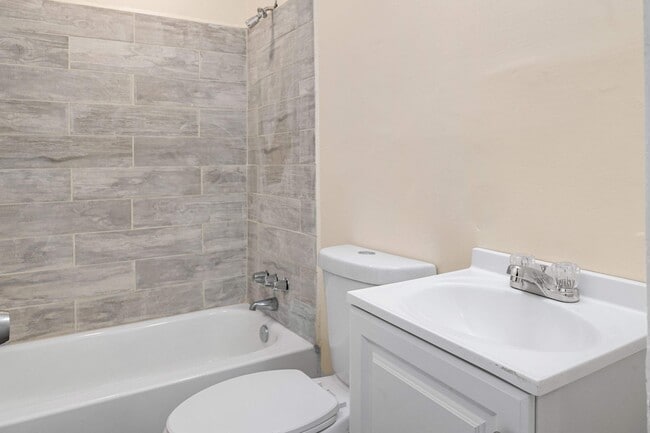 Photo - 2869 Greenwood Ave