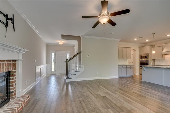 Photo - 323 Colonnades Dr