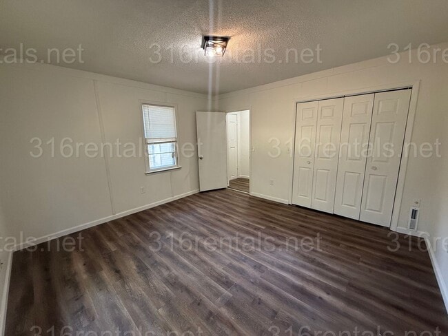 Building Photo - $995 - 3 bedroom / 1 bathroom - Single Family Home *COMING SOON*