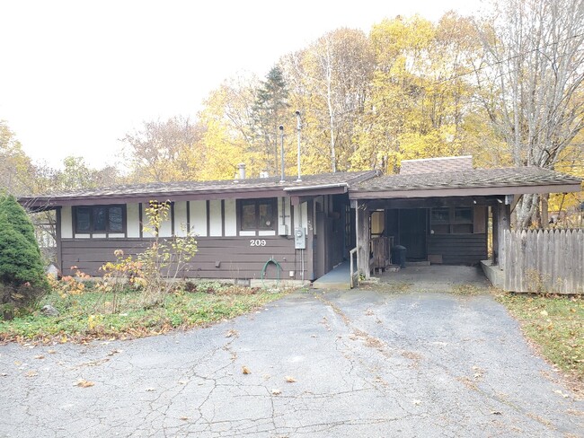 front w/carport - 209 Main Rd S Casa