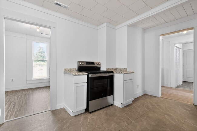 Photo - 992 N Maple St