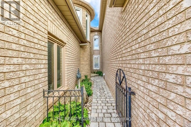 Photo - 2233 Rockingham Dr