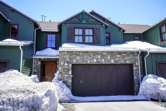 Building Photo - Live Comfortably at CreekHouse – Available...