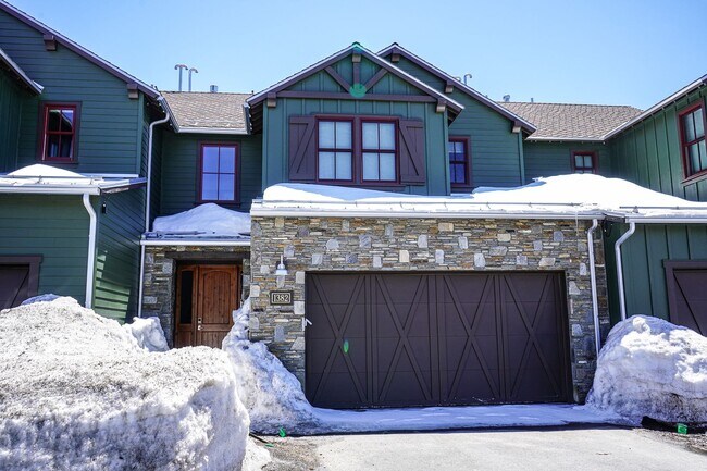 Live Comfortably at CreekHouse – Available... - Live Comfortably at CreekHouse – Available...