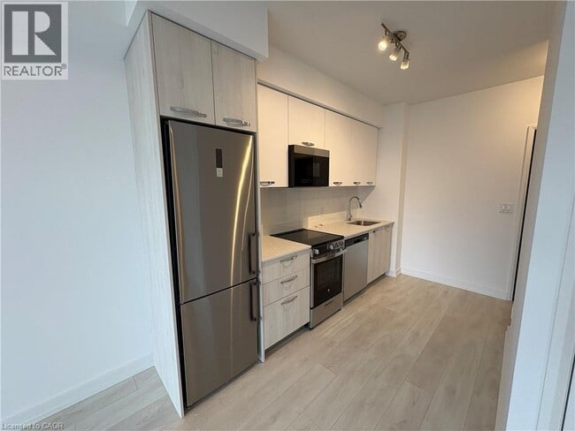 Photo - 75 James St S Unit 825