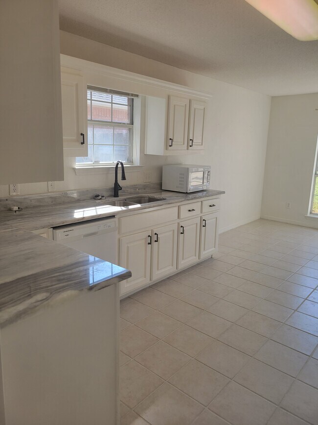 1886 Gulf Bay Ln House House Rental in Pensacola, FL