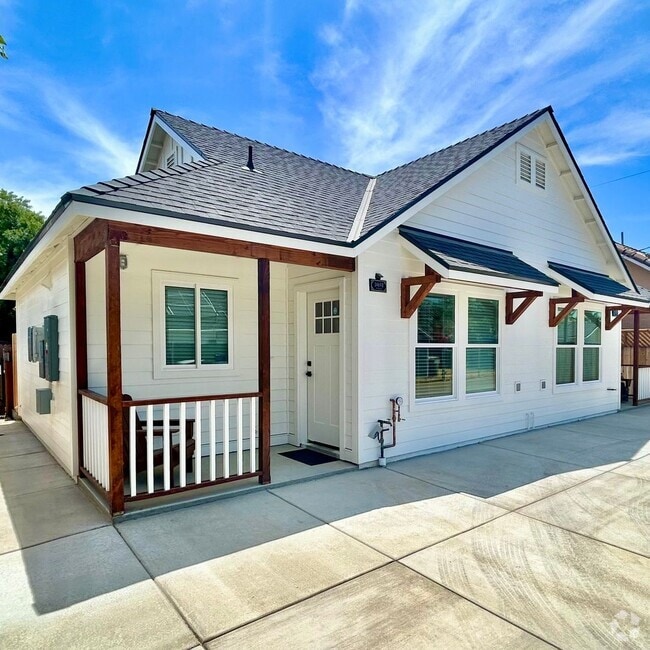 Building Photo - $1,650 Clovis Cottage - 1 Bed 1 bath, Stud... Rental