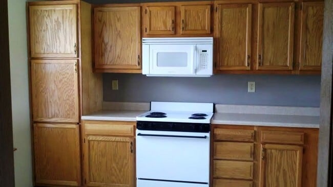 Building Photo - Spacious 3-Bedroom, 2-Bathroom Duplex with 2-Car Garage!