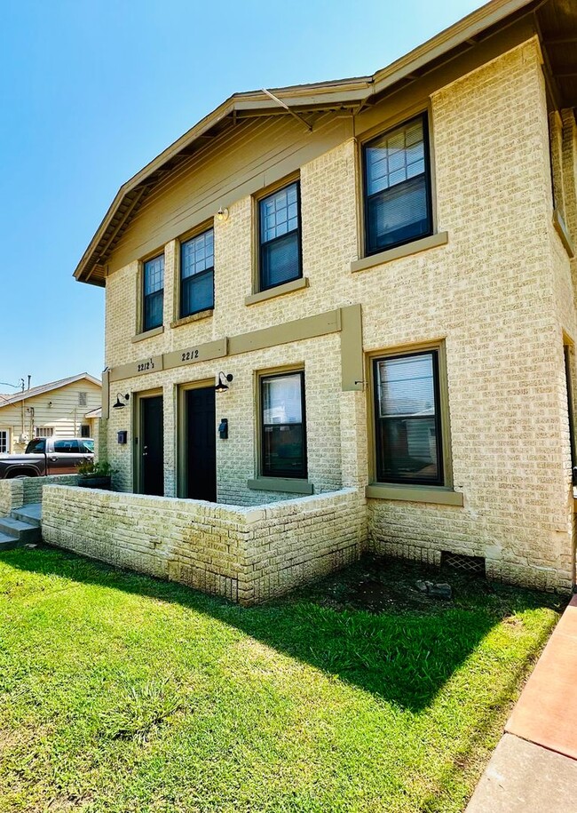 Building Photo - Updated 1BD 1BA Duplex in Mesta Park!