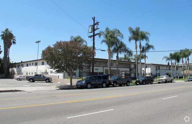 Building Photo - 15444-15454 Chatsworth St.