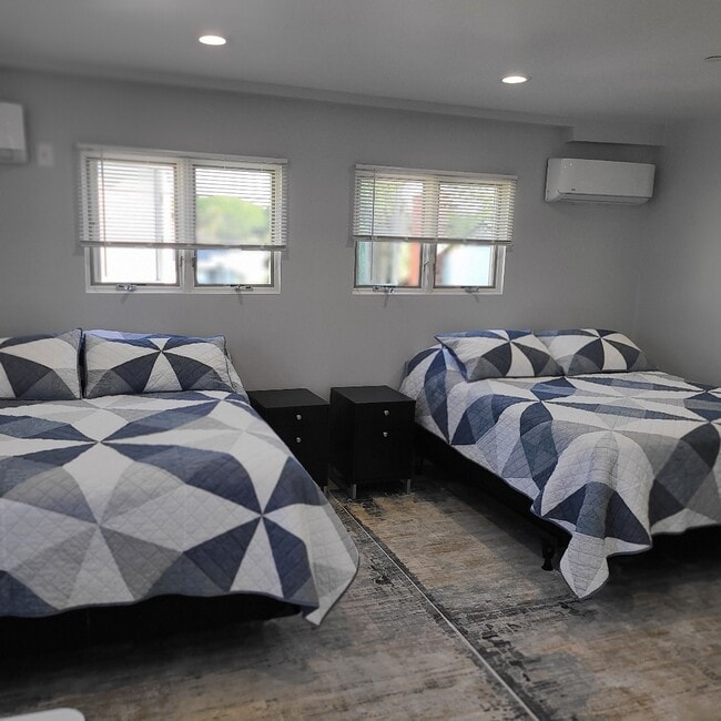 Building Photo - 2504 23rd St Unit #B Furnished Rental