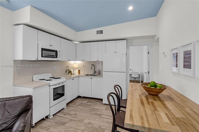 Photo - 3850 Charles Terrace