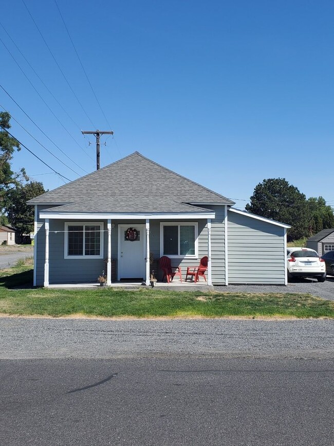Building Photo - Country Charm- Close to Town