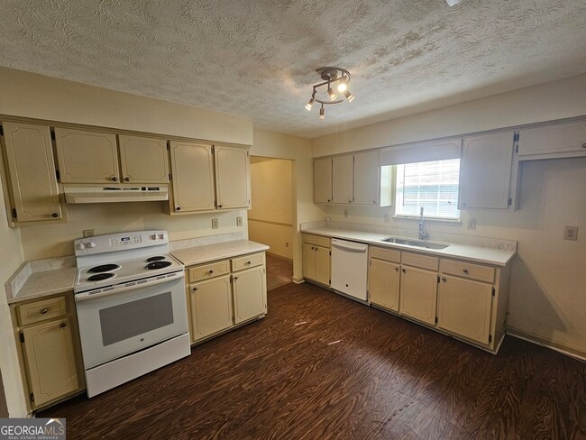 Photo - 144 Braelinn Courts