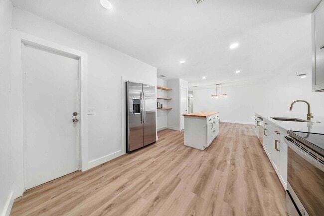 Photo - 948 Canal Cir