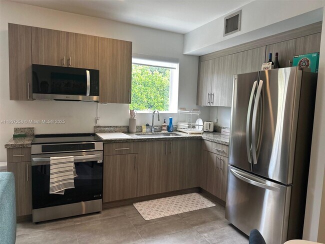 Photo - 165 NW 39th St Unit 4