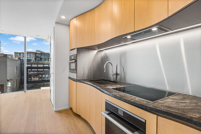 Photo - 401-1568 Alberni St