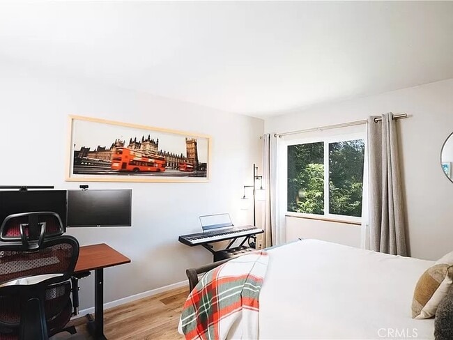 Photo - 5460 White Oak Ave Unidad D building