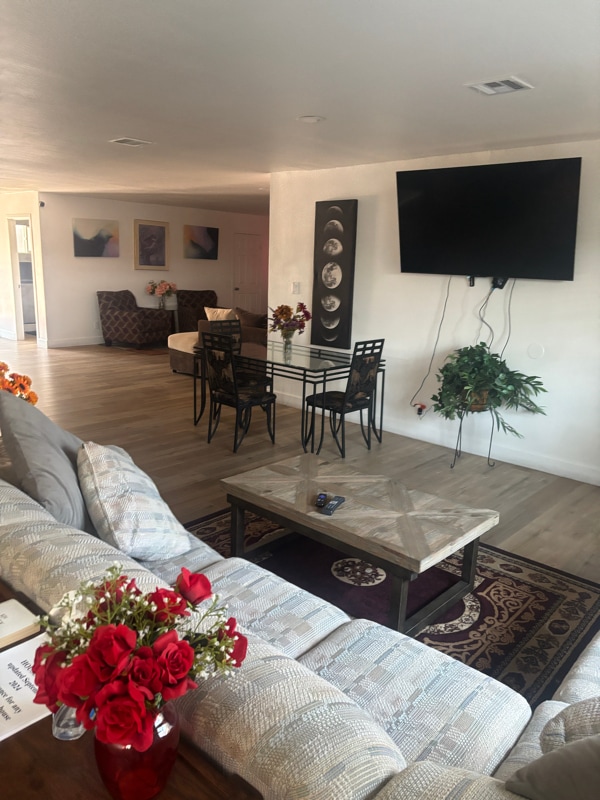 Photo - 1170 E 43rd St