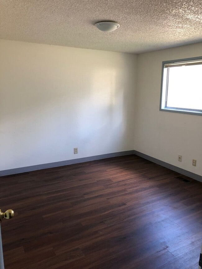 Photo - 2 Bedroom, 1 Bathroom Downstairs Apartment - 4-Plex