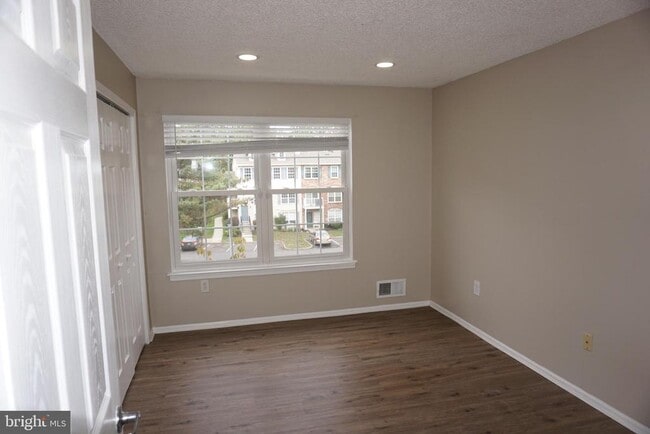 Building Photo - 80 Versailles Ct