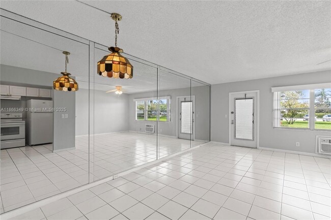 Building Photo - 555 Fanshaw N Unit 555 Rental