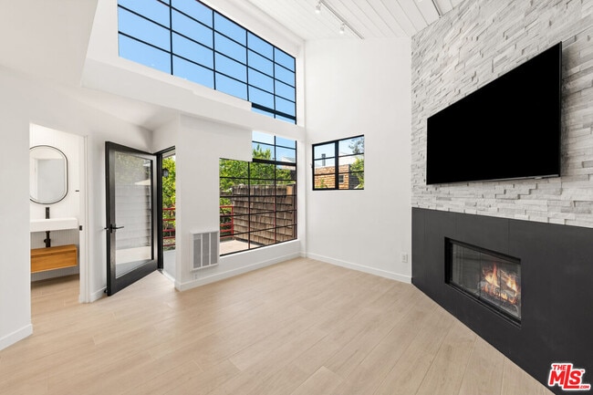 Building Photo - 29233 Heathercliff Rd Unit 4