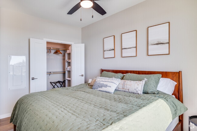 Studio, 1BA - 589SF